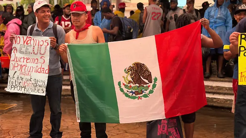 Migrantes con bandera mexicana